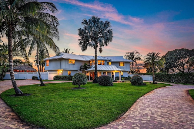 view of front of house featuring a lawn