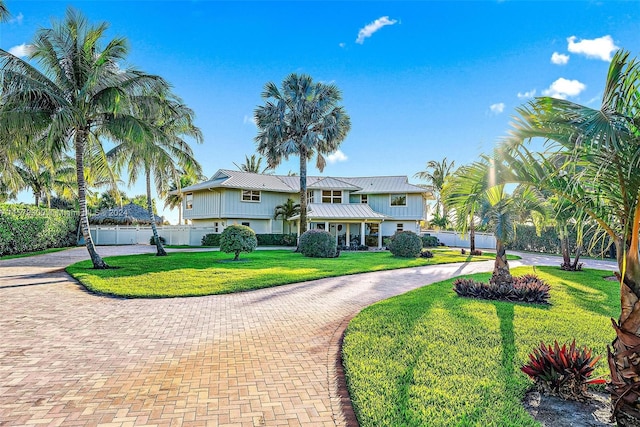 view of front of property featuring a front lawn