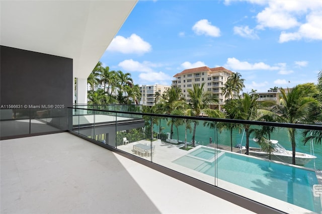 balcony featuring an in ground hot tub