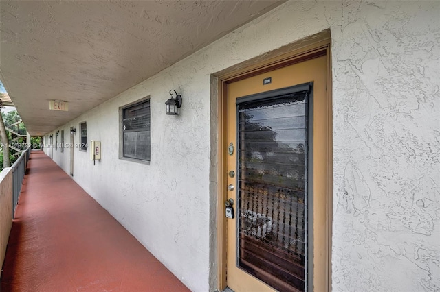 property entrance featuring a balcony