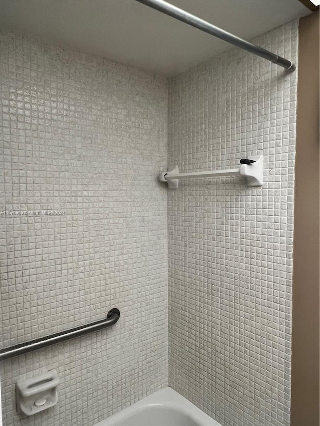 bathroom with tiled shower / bath combo