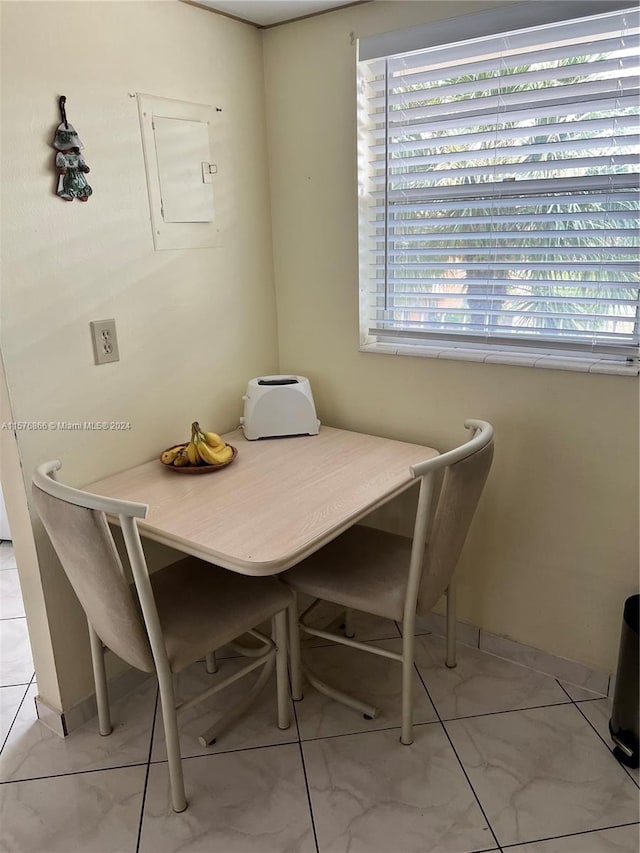 dining room with breakfast area