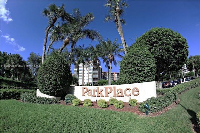 community sign with a lawn