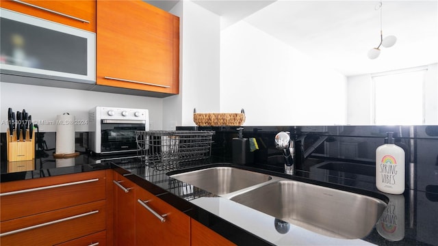 kitchen with backsplash and sink