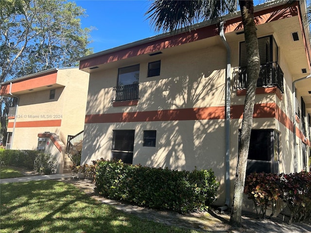 view of side of property featuring a lawn