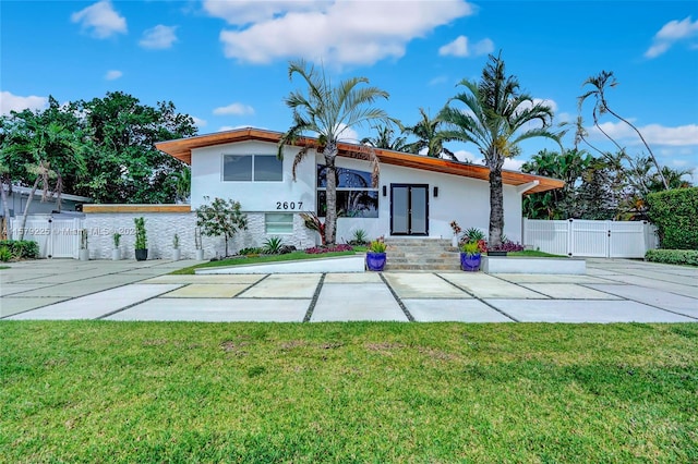 view of front of property featuring a front lawn