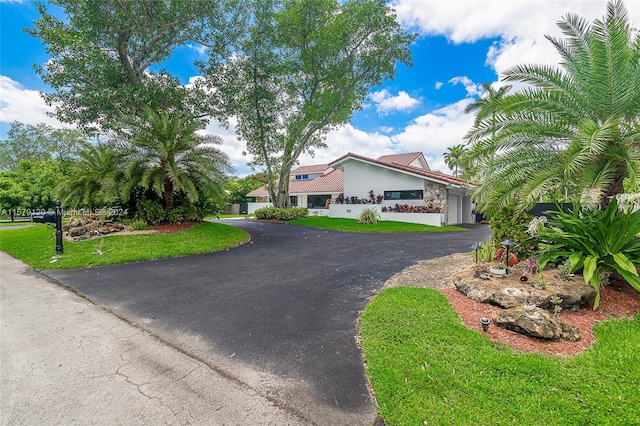 view of front of house featuring a front yard