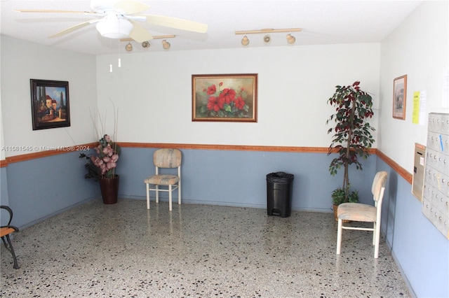 sitting room with ceiling fan