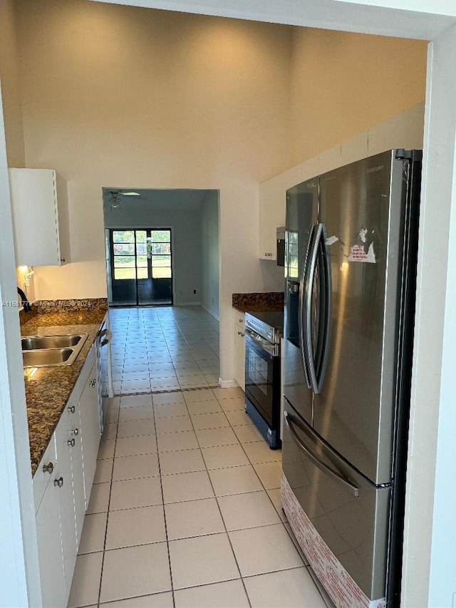 6114 SE Georgetown Pl, Hobe Sound, FL 33455 - kitchen featuring appliances with stainless steel finishes, a sink, white cabinets, and dark countertops