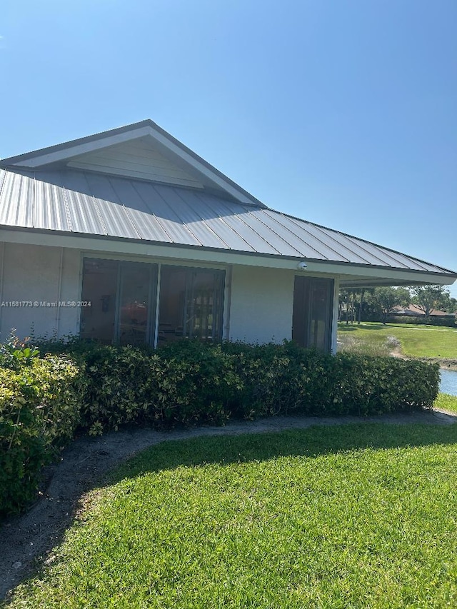 view of side of property featuring a lawn