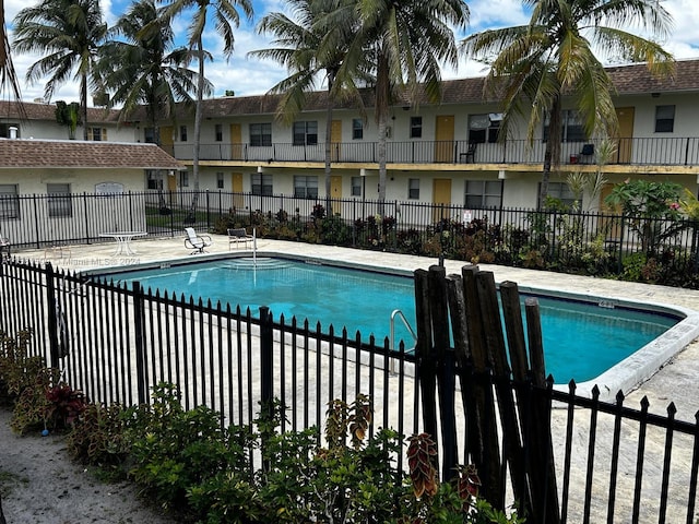 view of swimming pool