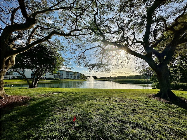 view of yard featuring a water view