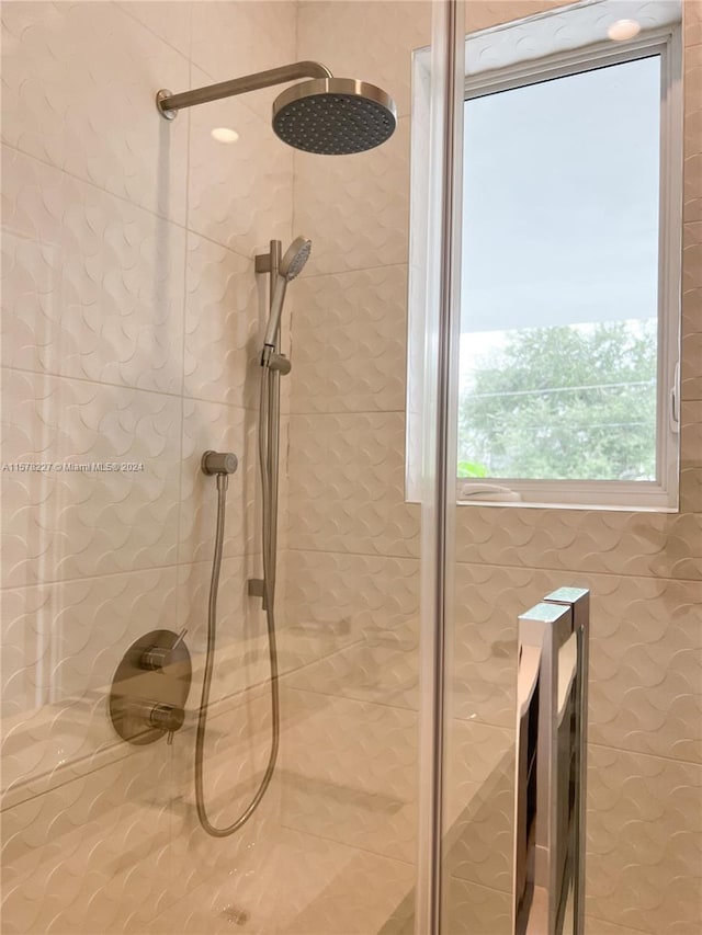 bathroom featuring a tile shower