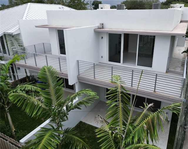 view of side of property featuring a balcony