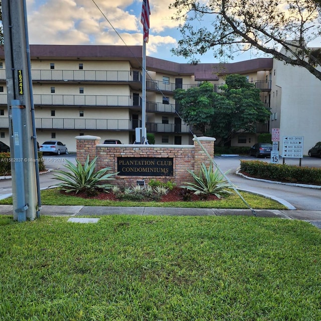 community sign featuring a lawn