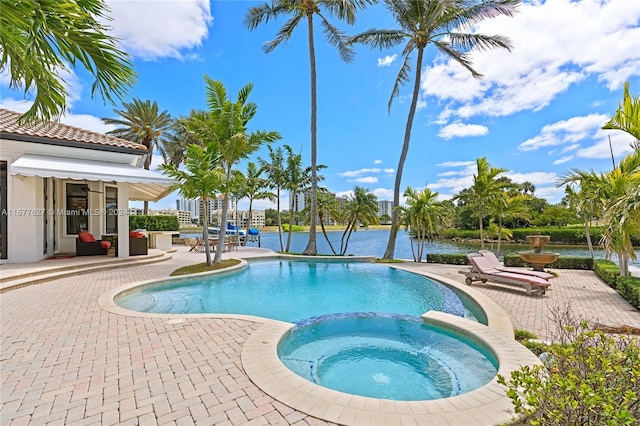 view of pool with an in ground hot tub and a patio area