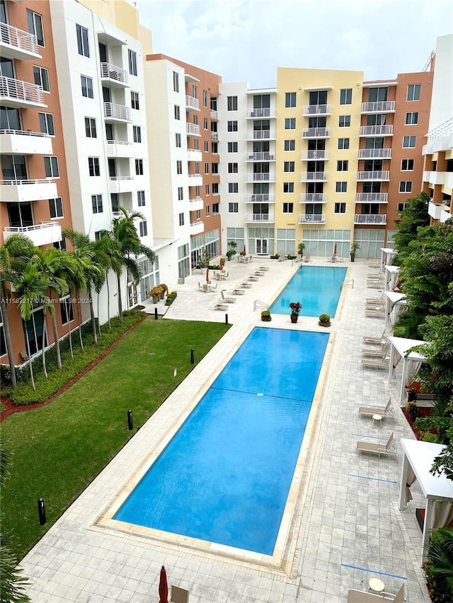 view of swimming pool featuring a lawn