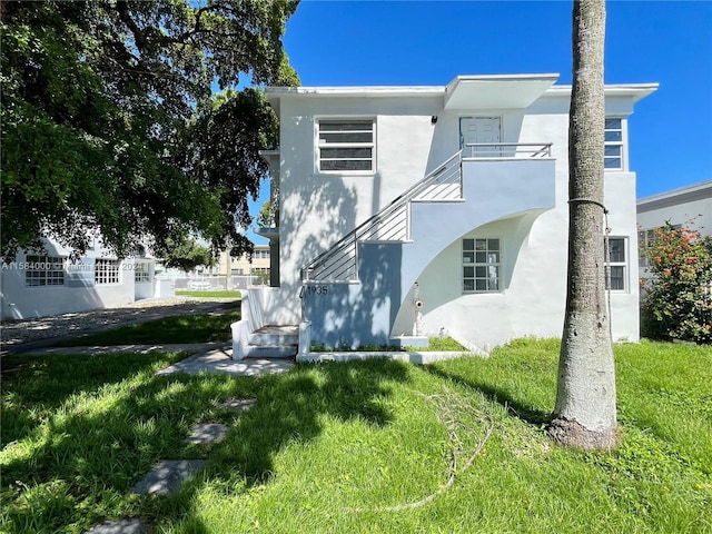 back of house featuring a lawn