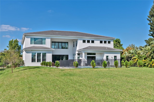 view of front facade featuring a front lawn