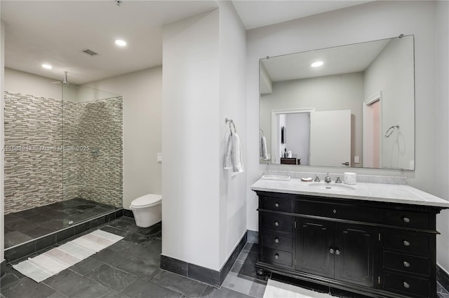 full bathroom featuring visible vents, tiled shower, toilet, and vanity