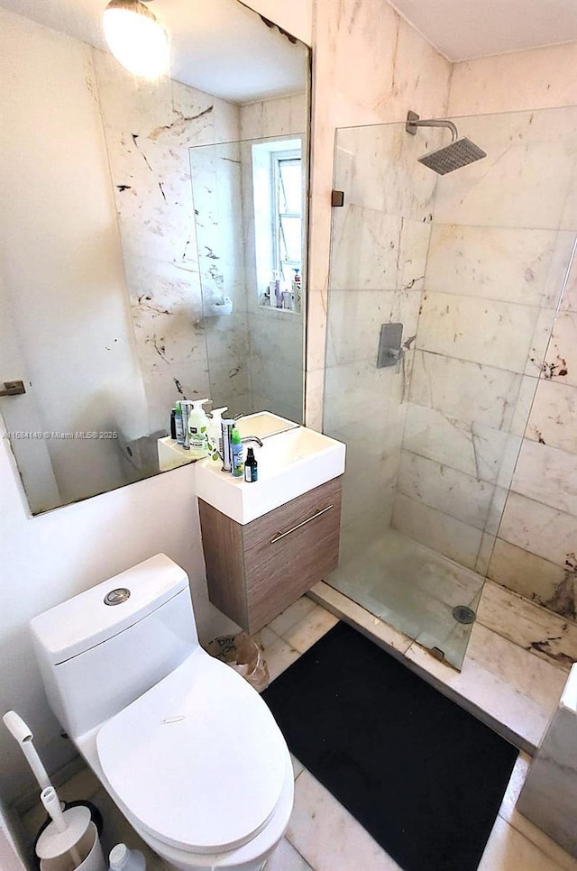 bathroom featuring a tile shower and toilet