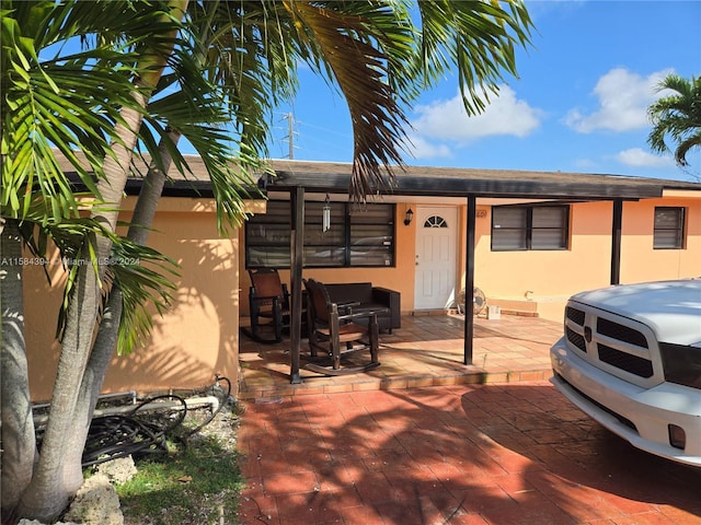 view of front of property featuring a patio area