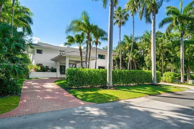 view of front of house featuring a front lawn