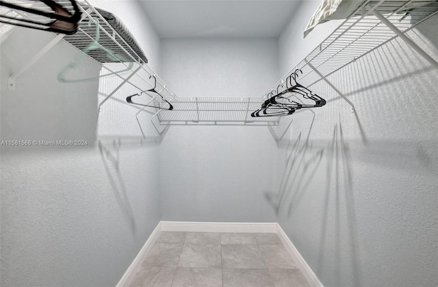 walk in closet with tile flooring