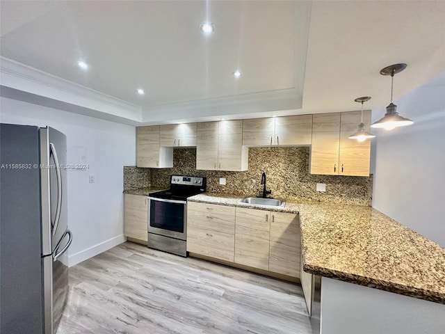 kitchen featuring backsplash, hanging light fixtures, stainless steel appliances, light hardwood / wood-style floors, and sink