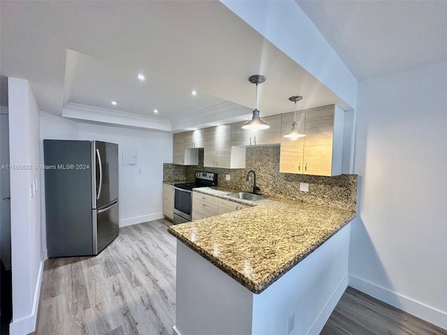 kitchen featuring light hardwood / wood-style floors, kitchen peninsula, backsplash, and stainless steel appliances