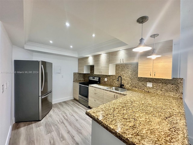 kitchen with decorative light fixtures, backsplash, stainless steel appliances, sink, and light wood-type flooring