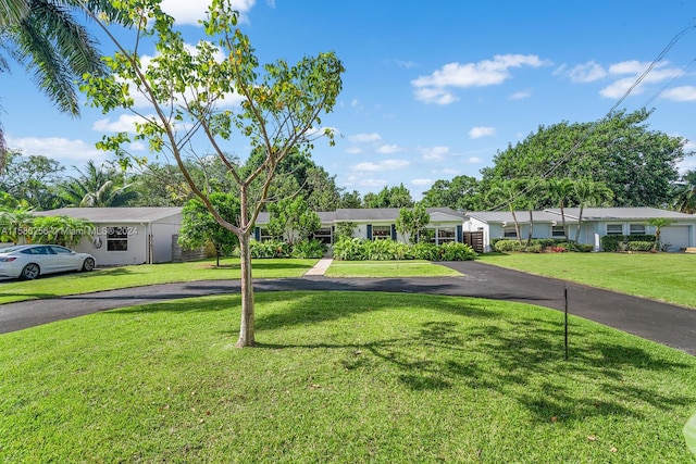 single story home featuring a front yard