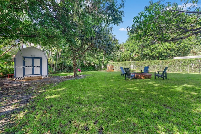 view of yard featuring a storage shed