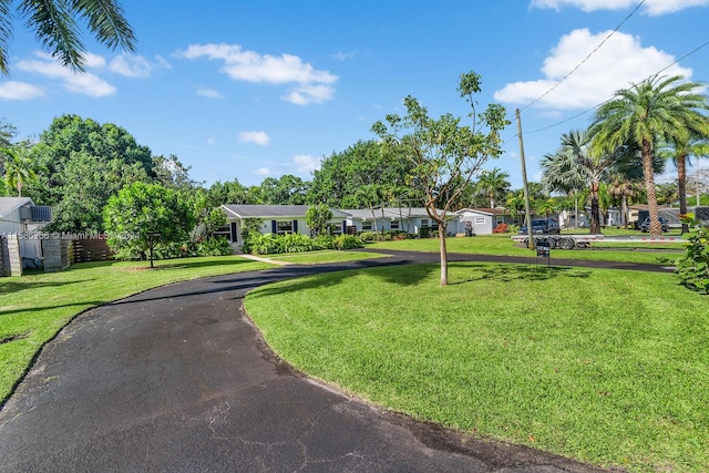 view of property's community featuring a yard