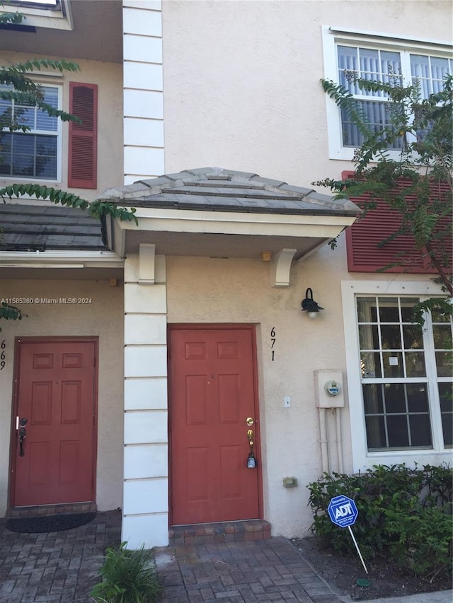 view of exterior entry with stucco siding