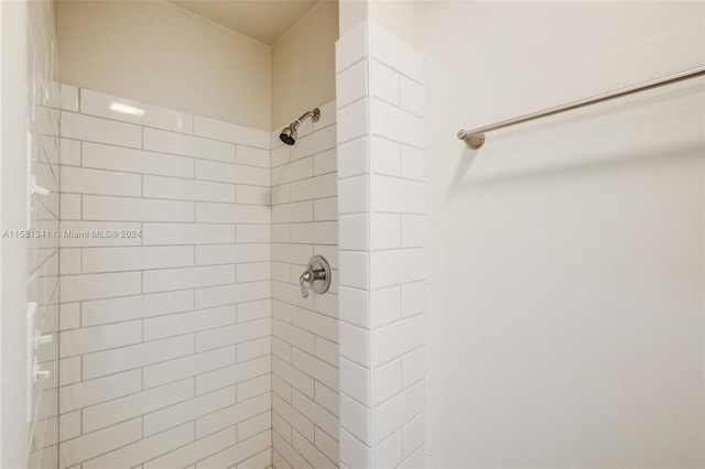 bathroom featuring a tile shower