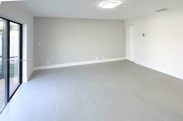 unfurnished room featuring light tile patterned flooring