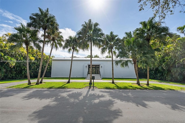 view of front of home featuring a front yard