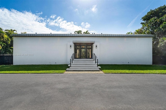 view of front of property with a front lawn