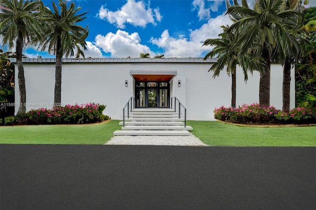 view of front of house with a front yard