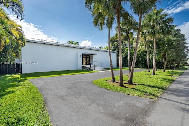 view of front facade with a front lawn