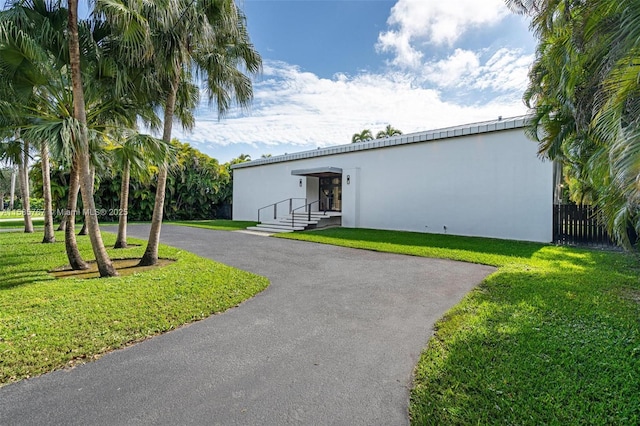 view of front of property featuring a front yard