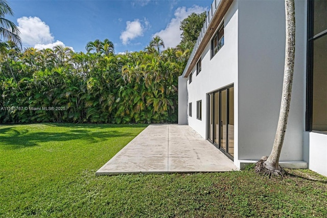 view of yard featuring a patio