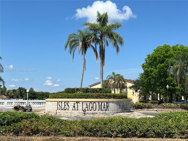 view of community / neighborhood sign