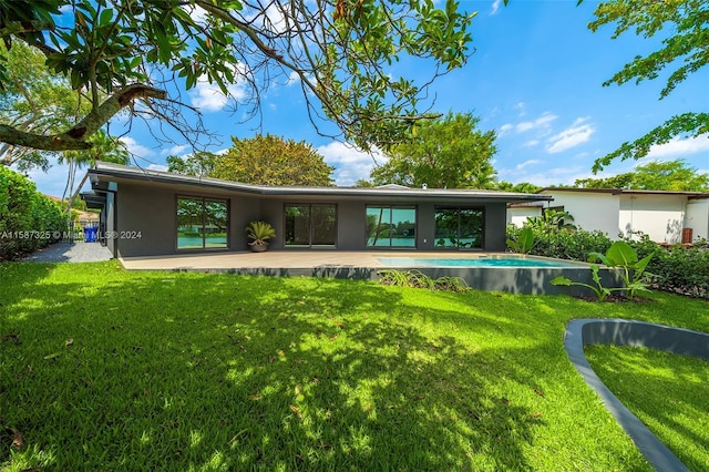 back of house featuring a lawn