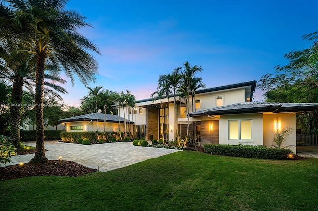 view of front of home featuring a lawn