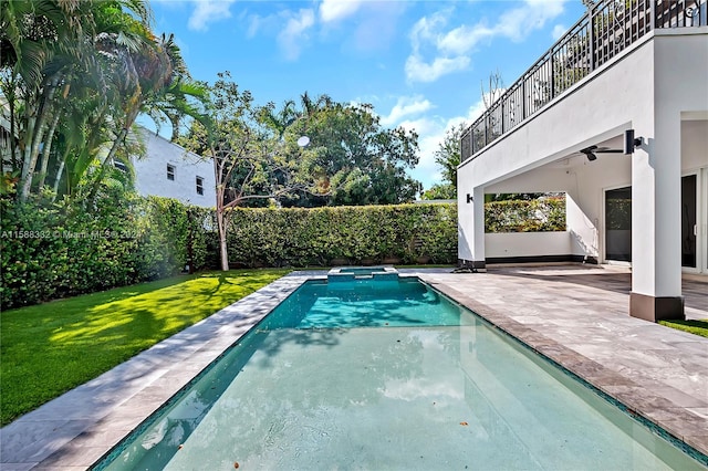 view of pool featuring ceiling fan and a lawn