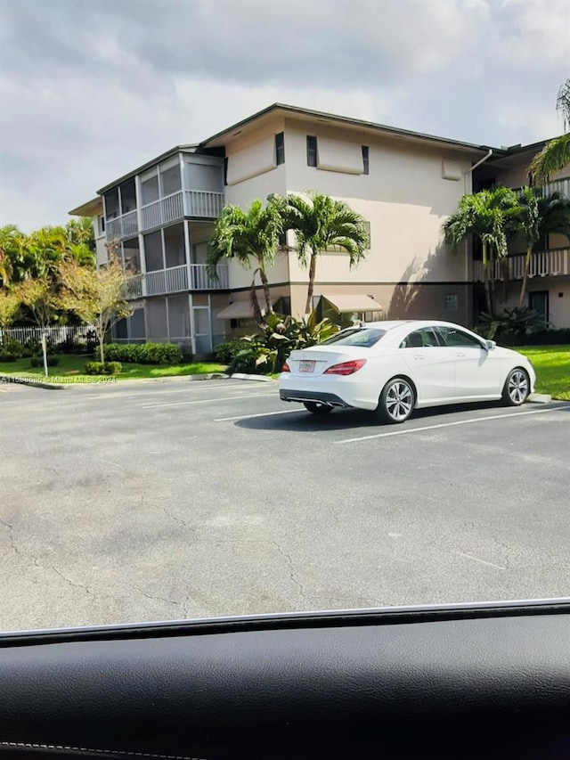 view of front of property featuring a balcony