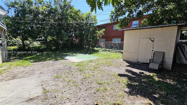 view of yard with a storage shed