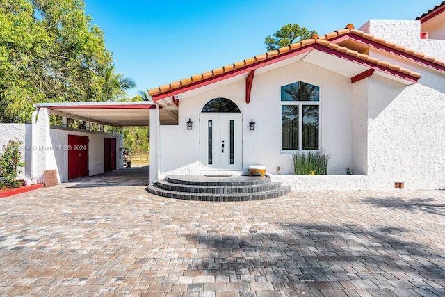 view of front of property featuring a carport